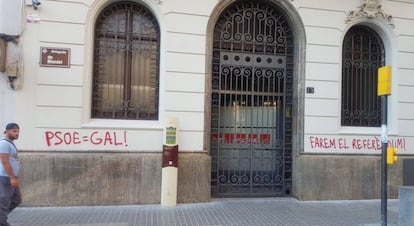 La fachada de la sede del PSC en Lleida con las pintadas.