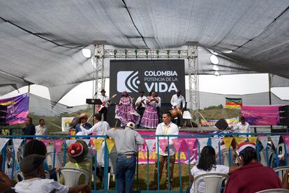 El grupo Aires de San Miguel se presenta durante el evento de la entrega de tierras en Buenos Aires (departamento del Cauca), este miércoles.