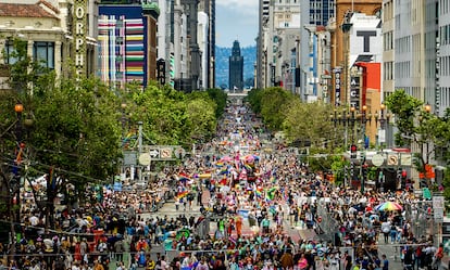 El desfile del orgullo LGBT recorre la Market Street en San Francisco (California), el 25 de junio de 2023.