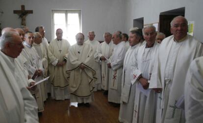 El obispo Juan María Uriarte (en el centro), precede a José María Setién en las bodas de oro de 32 sacerdotes de Guipúzcoa en 2008.