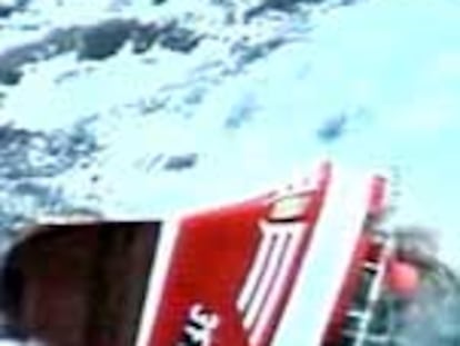 En la imagen se observa el barco, semihundido por la popa.