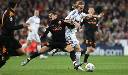 En la vuelta, celebrada en el Bernabéu, el marcador fue idéntico. La Roma eliminó al conjunto blanco con un gol de Vucinic en el minuto 90. Taddei hizo el primer tanto y a los dos minutos Rául consiguió el empate. En la imagen, Guti intenta superar a Totti.