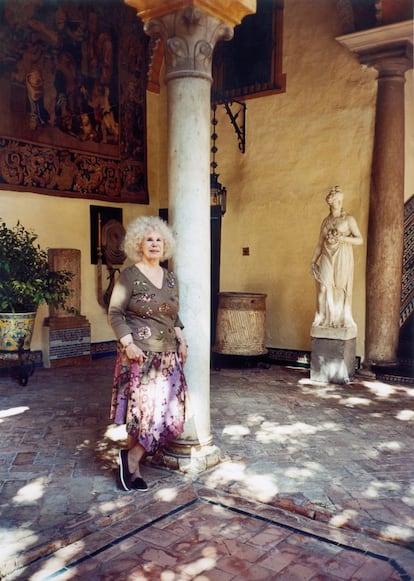 La duquesa de Alba, en el Palacio de las Due&ntilde;as de Sevilla en junio de 2004