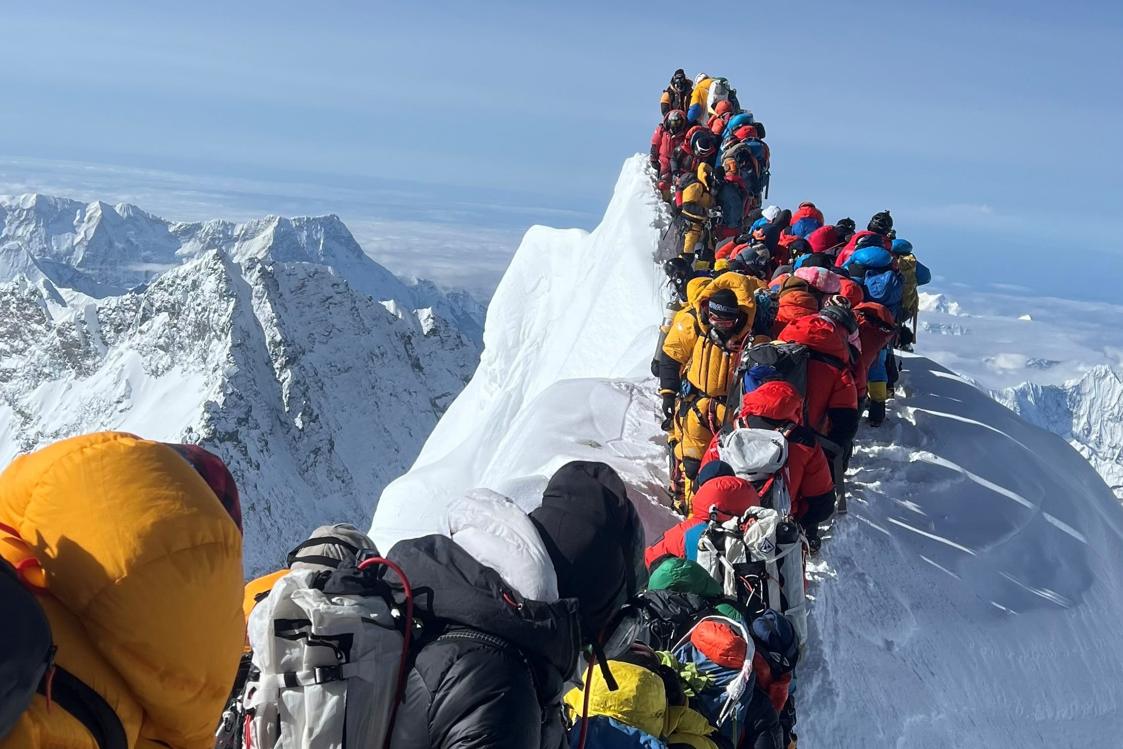 Escaladores y guías haciendo cola en la subida al Everest en mayo de 2024.