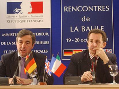 Ángel Acebes y Nicolas Sarkozy, ayer, durante la rueda de prensa que ofrecieron en La Baule.