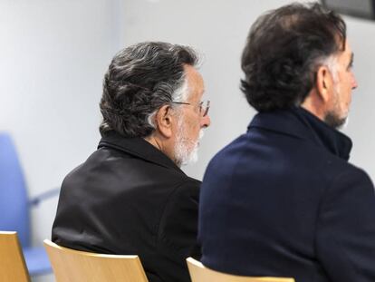 A la izquierda, Alfonso Grau, y Urbano Catalán sentados en el banquillo por el juicio de los relojes. 