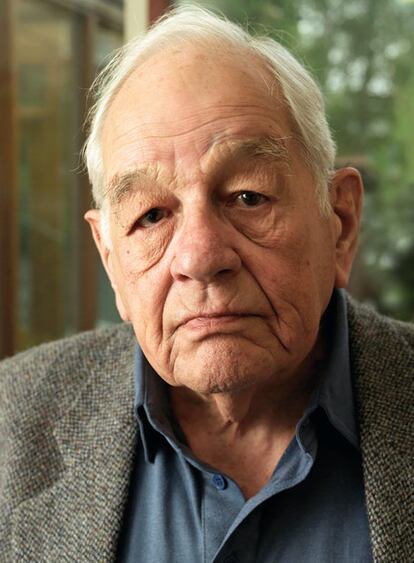 Claus Leopold Octavio Ascher nació en Berlín. Tiene 87 años y combatió en los comandos de la Royal Marine. De cara al enemigo. Contra los nazis en Yugolsavia. Su padre murió en el campo de trabajos forzados de Dachau.