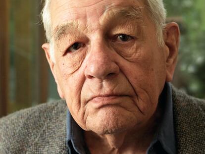 Claus Leopold Octavio Ascher nació en Berlín. Tiene 87 años y combatió en los comandos de la Royal Marine. De cara al enemigo. Contra los nazis en Yugolsavia. Su padre murió en el campo de trabajos forzados de Dachau.