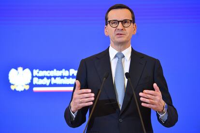 El primer ministro polaco, Mateusz Morawiecki, en una rueda de prensa en Warsaw, el miércoles. 
