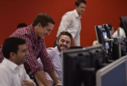 Operadores en la mesa de trading de IG Markets en Londres.