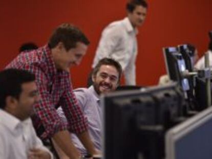 Operadores en la mesa de trading de IG Markets en Londres.