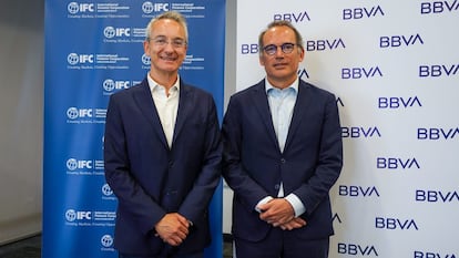 Mario Pardo, presidente ejecutivo de BBVA Colombia, y Alfonso García Mora, vicepresidente de IFC para Europa, América Latina y el Caribe, anuncian el bono de biodiversidad de BBVA en Bogotá, Colombia.