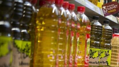 Varias botellas de aceite de oliva en un supermercado.