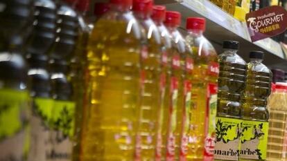 Varias botellas de aceite de oliva en un supermercado.