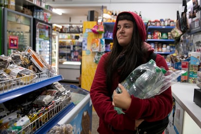 Una joven compra agua embotellada en el supermercado, durante la crisis de 2023.