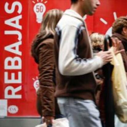 Escaparate con anuncios de rebajas en el centro de Madrid.