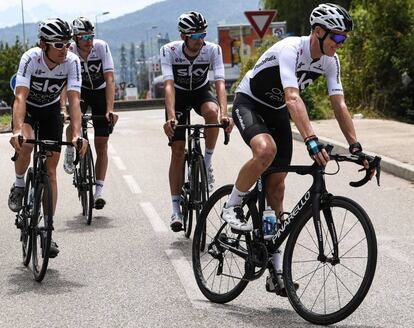 Desde la izquierda, Thomas, Rowe, Castroviejo y Froome, del Sky, ayer en Chambéry.