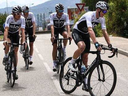 Desde la izquierda, Thomas, Rowe, Castroviejo y Froome, del Sky, ayer en Chambéry.