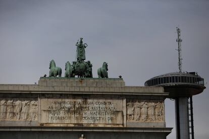 El Arco de la Victoria, un monumento franquista, con el faro de Moncloa detrás. El faro, que tiene una de las mejores vistas de la capital, se encuentra otra vez más cerrado por problemas eléctricos.