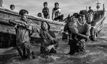 Refugiados rohingyas chegam a Bangladesh em 1º de outubro.