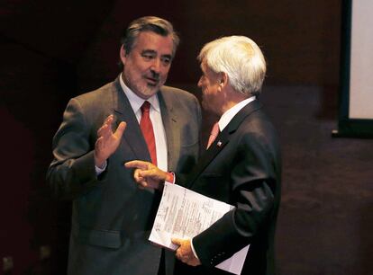 Los candidatos Alejandro Guillier (izquierda) y Sebastián Piñera, el jueves en Santiago de Chile.