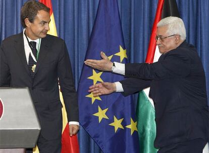 El presidente palestino, Mahmud Abbas, con Rodríguez Zapatero, durante la rueda de prensa que ofrecieron ayer en Ramala.