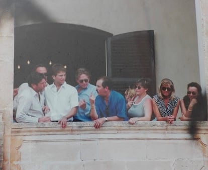 Michael Douglas (tercero por la izquierda) acompañado de su hermano, del abogado Pep Gelabert, la hermana y la mujer de este, Nina y Carme Torres, durante las fiestas de San Juan de 1998 en Ciutadella.