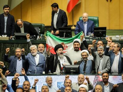 Diputados iraníes celebran este domingo en el Parlamento el ataque de Irán sobre Israel.