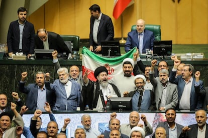Diputados iraníes celebran este domingo en el Parlamento el ataque de Irán sobre Israel.