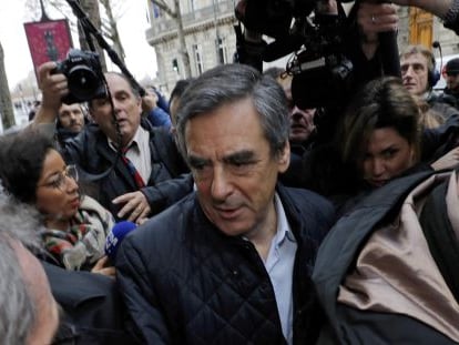 Fran&ccedil;ois Fillon, favorito en las primarias del centroderecha franc&eacute;s, ayer tras ganar la primera vuelta.