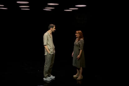 Albert Prat y Àurea Márquez, en una escena de 'El monstre', en la sala Beckett.