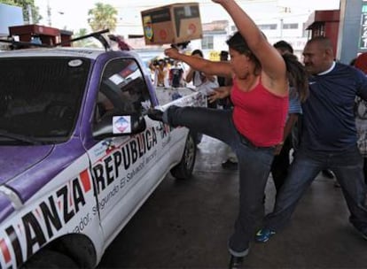 Vendedores callejeros atacan un coche en San Salvador.
