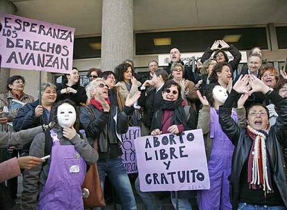 Protesta ante los juzgados de Madrid en los que ayer se entregaron las autoinculpaciones.