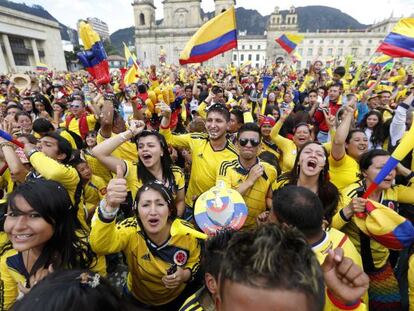 Aficionados colombianos celebran en Bogot&aacute;.