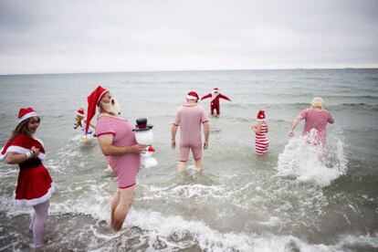 Participantes en el anual Congreso Mundial de papanoeles se bañan en Copenhague.