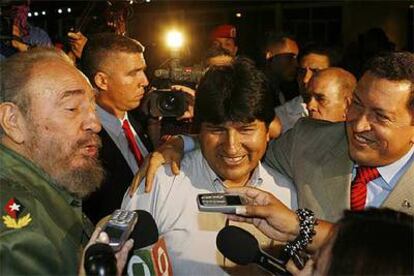 Fidel Castro, Evo Morales y Hugo Chávez, de izquierda a derecha, el viernes en el aeropuerto de La Habana.