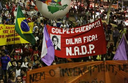 Manifestação na quinta-feira contra o impeachment: "golpe é guerra".