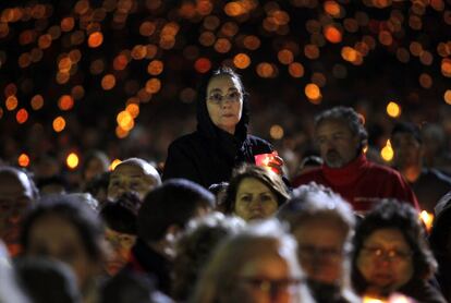 Una mujer durante la procesión de las velas en el Santuario de Fátima (Portugal).