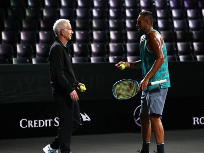 McEnroe y Kyrgios charlan durante un entrenamiento de la Laver Cup en 2019.