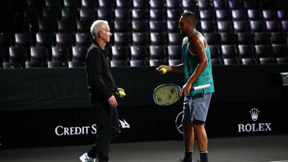 McEnroe y Kyrgios charlan durante un entrenamiento de la Laver Cup en 2019.