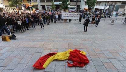 La bandera española que colgaba de la Delegación de la Generalitat en Girona, en el suelo tras ser retirada por los CDR