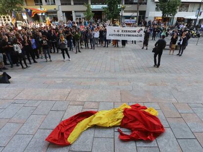 La bandera española que colgaba de la Delegación de la Generalitat en Girona, en el suelo tras ser retirada por los CDR
