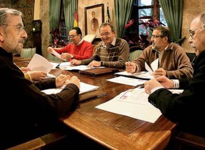 Joan Sifre, de CC OO, el delegado del Gobierno, Ricardo Peralta, y Rafael Recuenco, de UGT, en su reunión de ayer.