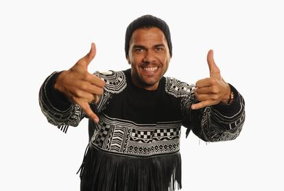 Dani Alves, lateral derecho del Barcelona, posando antes de la ceremonia d entrega del Balón de Oro en Zúrich, Suiza.