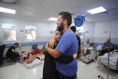Una pareja se abrazaba en el hospital Al Shifa de la Franja, este viernes.