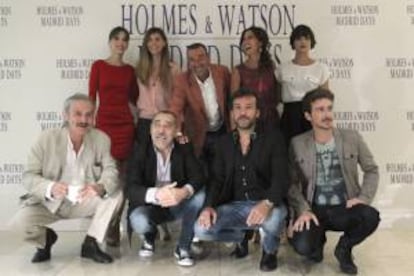 El cineasta José Luis Garci, arriba, en el centro de la imagen, posa hoy con el grupo de actores de su última película, "Holmes & Watson. Madrid Days" , que recrea una visita imposible del detective más famoso de la historia al Madrid de finales del siglo XIX, Sherlock Holmes.