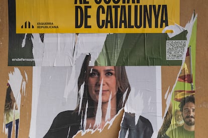 En la imagen, carteles electorales superpuestos y arrancados de las elecciones del 12 de mayo.  [ALBERT GARCIA] EL PAIS


