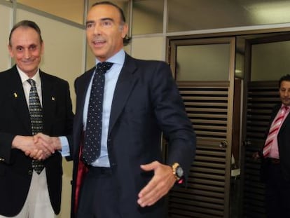 Manuel Ruiz de Lopera y Luis Oliver se saludan tras la compra del Betis por éste último.
