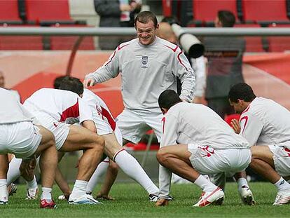 Rooney se divierte junto a sus compañeros en un entrenamiento.