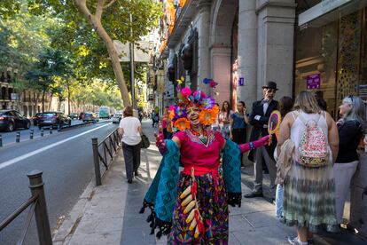 Una catrina, en la entrada al altar de muertos, el viernes.